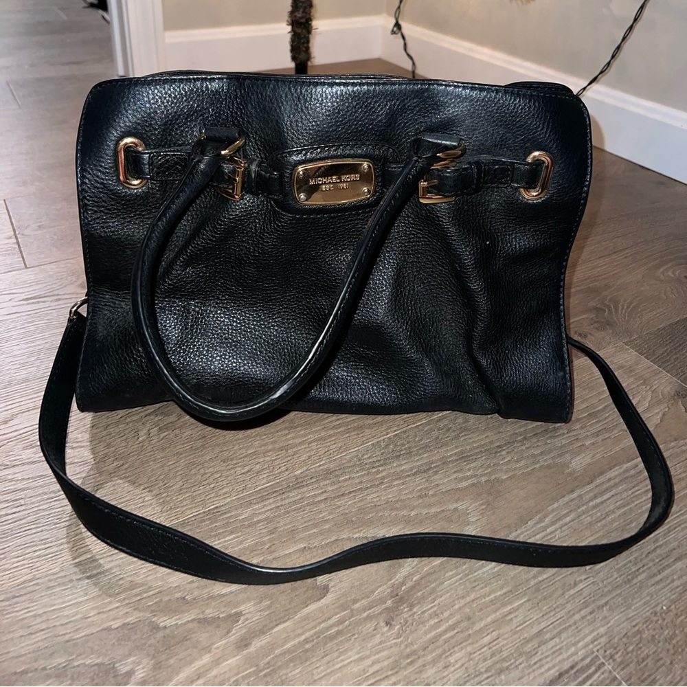 Leather Michael Kors shoulder bag. Good condition. Black and gold exterior.